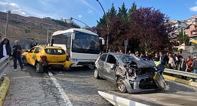 Freni boşalan midibüs ışıkta bekleyen 5 araca çarptı!