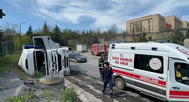 Gebze'de akü yüklü tır devrildi!