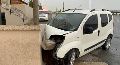 Gebze'de hafif ticari araç duvara çarptı!