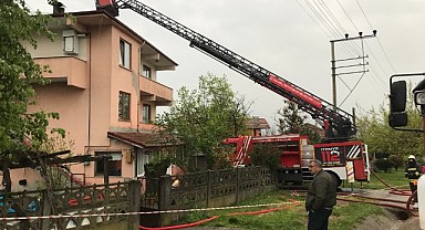 İki katlı binanın çatısı alevlere teslim oldu!