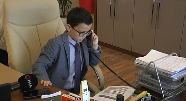 İlkokul öğrencisi, koltuğu devralmıştı, projeleri için faaliyete geçti