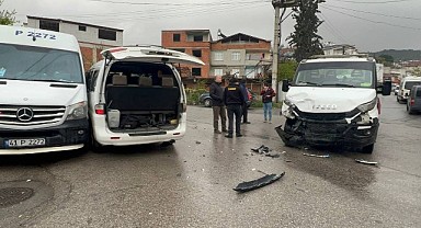 İşçi servisi ile çekici çarpıştı: 3 yaralı