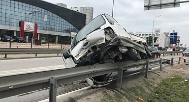 İzmit'te kamyonet bariyerlere çarparak durabildi!