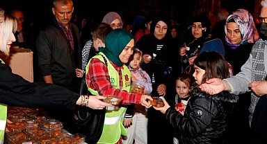 Kadir Gecesi’nde vatandaşlara lokma ikramı