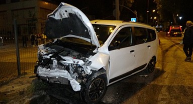 Kaza yapan otomobil alev alev yandı!