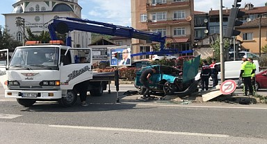 Lastiği kopan otomobil trafik lambaları direğine çarptı