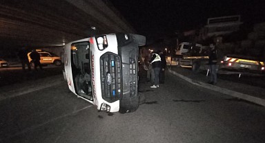 Otobüsle çarpışan ambulans yan yattı; 3 yaralı