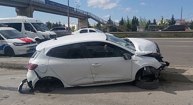 Otomobil az daha otobüs durağına dalıyordu