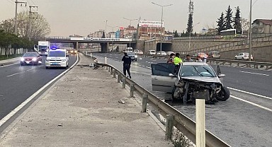 Otomobil önce tıra ardından bariyerlere çarptı!
