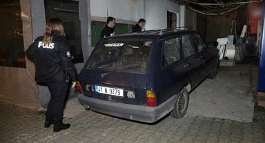 Otomobiline bindiği esnada bacağına kurşun isabet etti