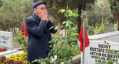Şehit babası bayramlaşmak için oğlunun kabrine gitti