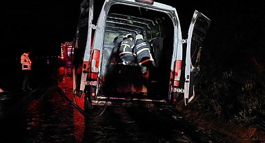 Seyir halinde yanan minibüs küle döndü