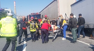 Tıra çarpan kamyonetin sürücüsü yaralandı