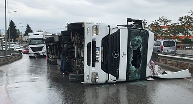 Virajda kontrolden çıkan tır devrildi