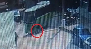 Yaya geçidinde anne oğula otobüs çarptı