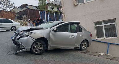 Yokuştan aşağı savrulan otomobil bina duvarına çarptı