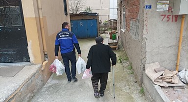 Zabıta ekiplerinden büyüklerine yardım eli