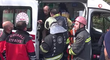 Zincirleme kaza sonucu iki kişi araçta sıkıştı