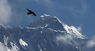 Afganistan'da iki bacağını kaybeden asker Everest’e tırmandı