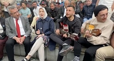AK Partili Zengin ve CHP'li Altay gençlerle birlikte şarkı söyledi