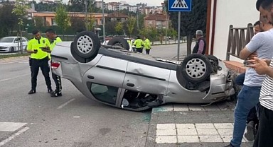 Akse Mahallesi'nde otomobil devrildi, 2 kişi yaralandı!