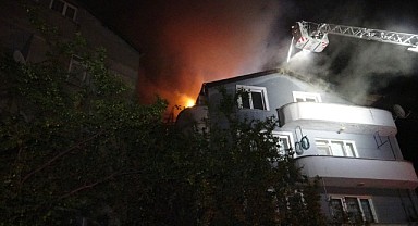 Apartmanın çatısı alevlere teslim oldu!