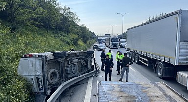 Araç bariyerlere çarparak takla attı!