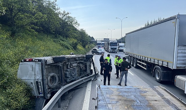 Araç bariyerlere çarparak takla attı!