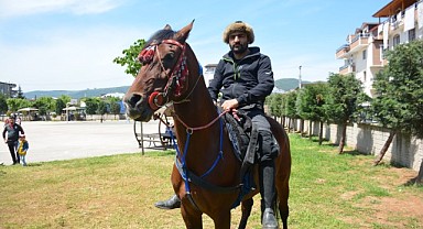 Atı ile oy kullanmaya gitti