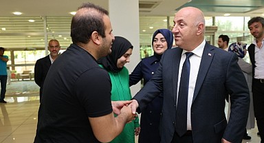 Bıyık, depremzedelerle yemekte buluştu