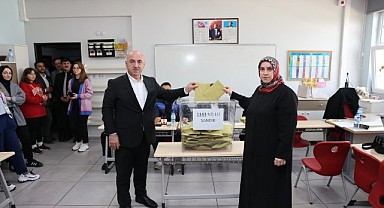 Bıyık oyunu ailesiyle birlikte kullandı