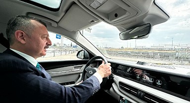 Büyükakın, yeni makam aracının direksiyonuna oturdu