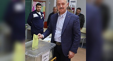 Büyükşehir Belediye Başkanı Büyükakın, oyunu kullandı