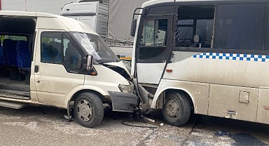Çayırova'da iki işçi servisi kafa kafaya çarpıştı: 6 yaralı