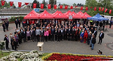 CHP Kocaeli Ata’nın huzuruna çelenk bıraktı