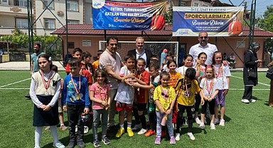 Çocuklar futbol turnuvasında ter döktü