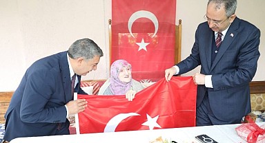 Cumhuriyetle aynı yaşta olan Şükriye nineye Türk bayrağı hediyesi!