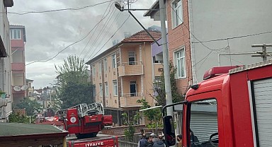 Darıca'da 3 katlı apartmanın çatısı yandı