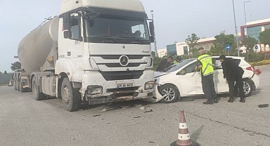 Dilovası'nda otomobil, beton mikseriyle çarpıştı