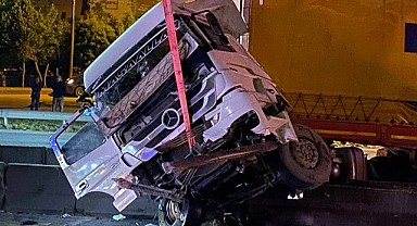 Feci kazada tır ikiye bölündü!
