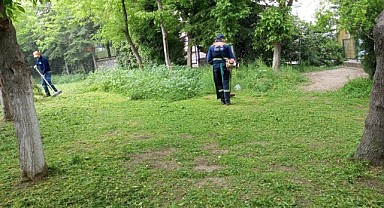 Gebze Belediyesi park ve bahçe temizliği yapıyor