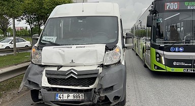 Gebze'de 2 araç kazaya karıştı!