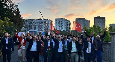Gebze'de 5 mahalleyi yürüyerek gezdiler, vatandaşlara gül dağıttılar!