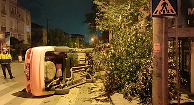 Gebze'de ağaca çarpan araç takla attı!
