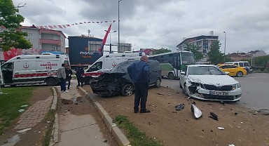 Gebze'de hafif ticari araçla otomobil çarpıştı!