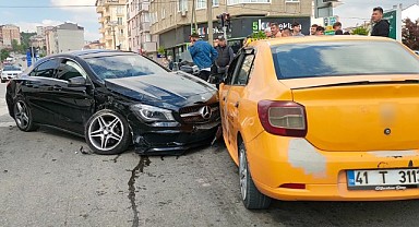 Gebze'de kırmızı ışıkta geçen otomobil, 2 araca ve 1 yayaya çarptı!