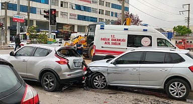 Gebze'de otomobil ışıkta bekleyen araca çarptı!
