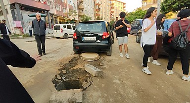 Gebze'de rögar kapağına takılan otomobilin hava yastıkları patladı!