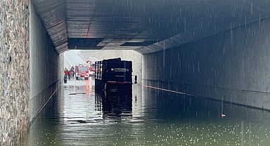 Gebze'de su dolan alt geçitte kamyon sürücüsü mahsur kaldı!