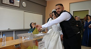 Gelinlik ve damatlıkla oy kullanmaya gittiler